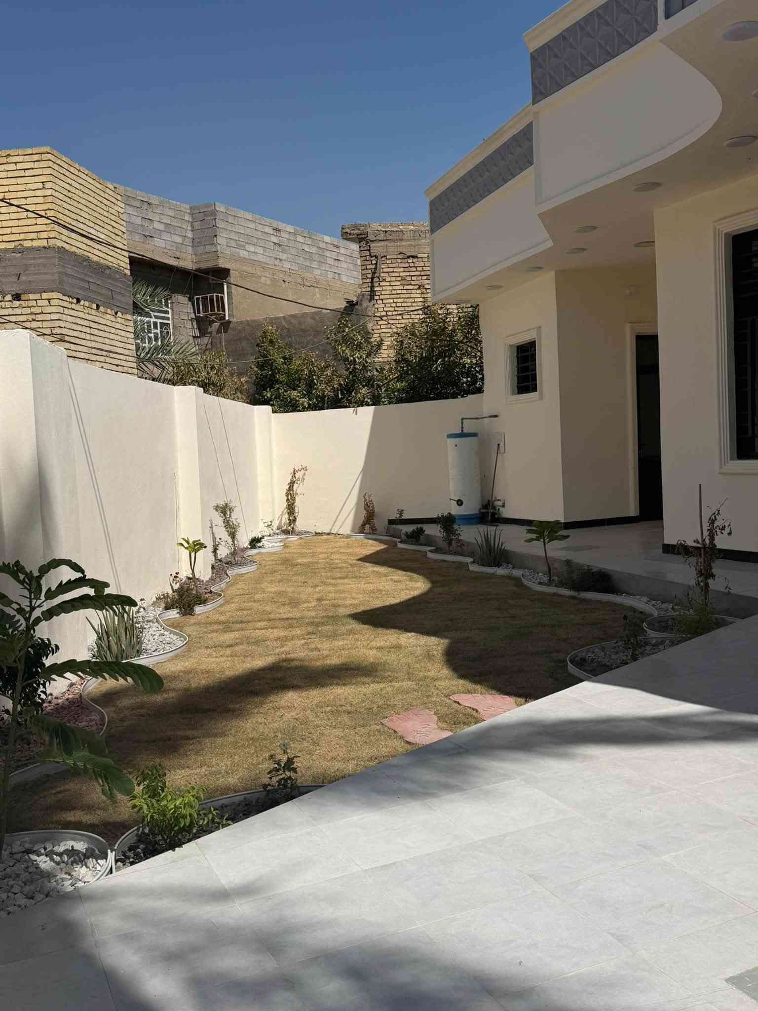 دار للبيع 🏠✨
فرصة مميزة لمن يبحث عن الاستقرار والراحة في موقع حيوي وخدمي.
📍 الموقع: المدائن - سلمان باك (شارع أباثير، مقابل عيادة الدكتور جاسم).
تفاصيل العقار:
مساحة 300متر 
 نوع العقار: دار سكنية (طابق واحد)
 التصميم:
 2غرف نوم 🛏️
 صالة واسعة 🛋️
 مطبخ متكامل 🍳
 استقبال 🚪
 الصحيات: متوفرة (داخلية وخارجية) 🚿
 المميزات والخدمات:
 يضم الدار حديقة كبيرة تمنح المكان إطلالة جميلة وإمكانية لجلسات خارجية. 🌳
 خدمات متكاملة بالكامل وجاهز للسكن.
للاستفسار ومعرفة السعر وبقية التفاصيل، يرجى الاتصال أو مراسلتنا على الرقم:
[***********] 📞
