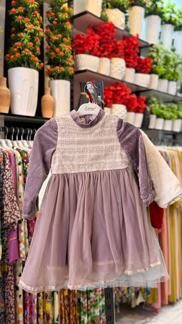 وصلنا قبل قليل فستان أطفال 👗👌
سعر القطعه 5 الف دينار 🔥🔥🔥
العنوان سوق سومر بعد الاستداره الثانيه ب 50 متر على اليمين

نص مكتوب في الصور:
- Esmur