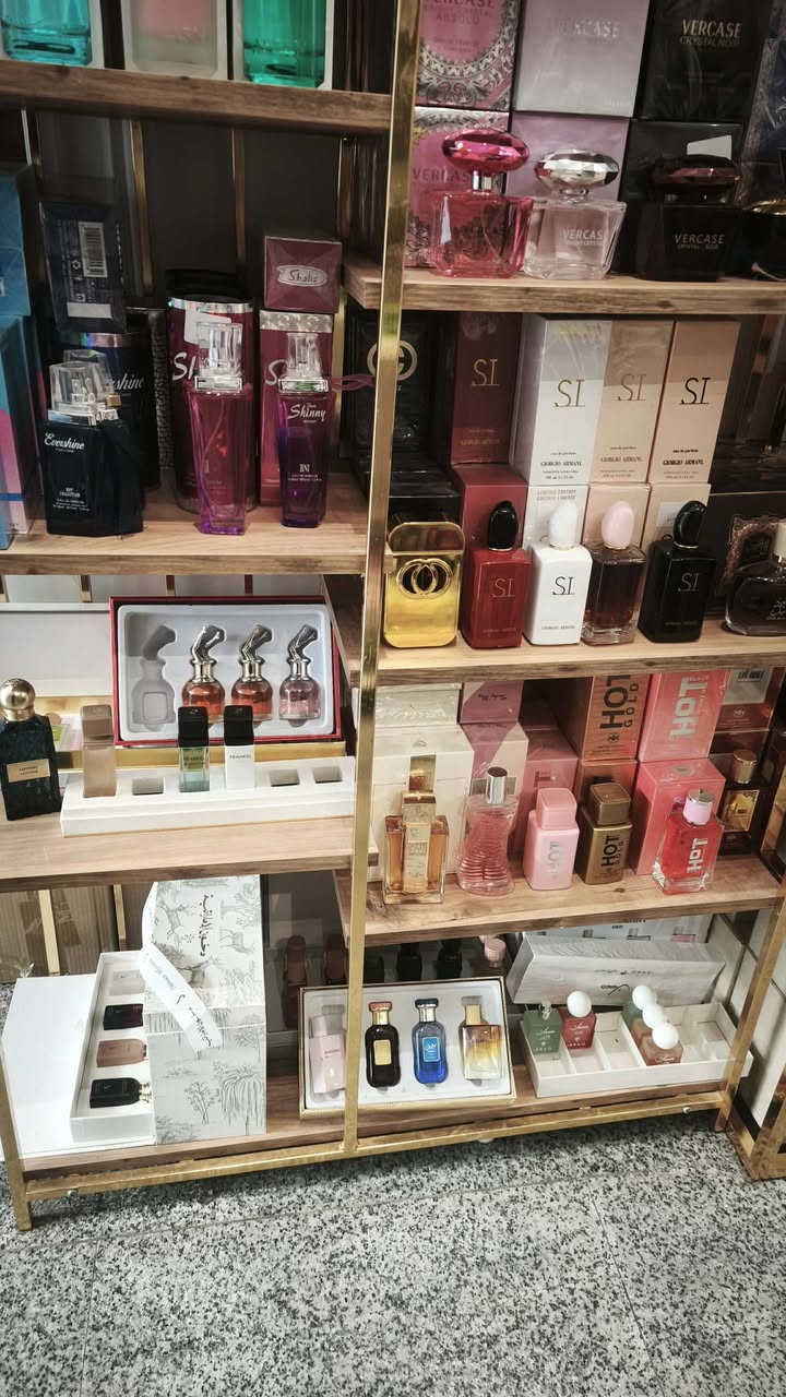 بنات يفوتكم   احسن انواع  المكياج والعطور والمعطرات   عدهم خدمة توصيل الرقم ***********
