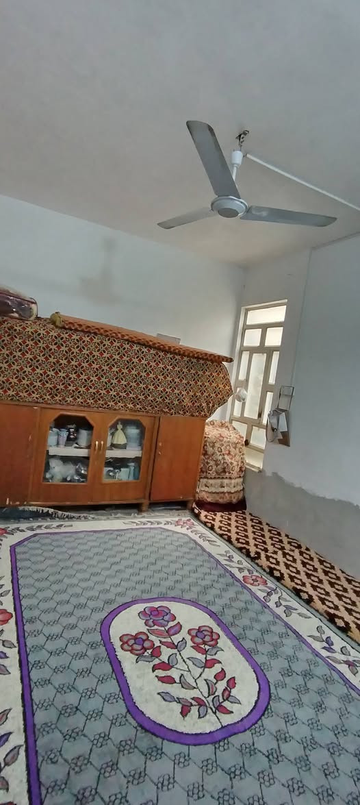 بيت للبيع حي النداء 50متر قرب شارع الكفيل أو المدرسة الورديه يتكون من طابقين الطابق الأول استقبال طول 6امتار وربع وصاله ومطبخ على طول الممر اما الطابق الثاني يتكون من غرفتين ومكشوفه السعر 46وبي مجال للاستفسار الاتصال على رقم ***********او واتساب

