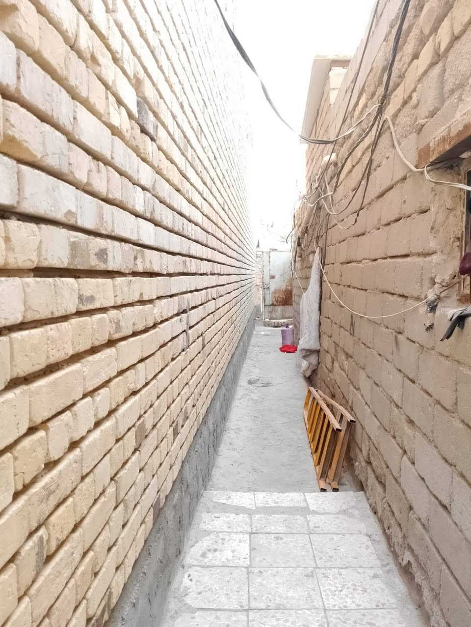 ***********بنات هاذه بيت للبيع  نضيف ومساحه 125سوك شيوخ فرهه بيت خلفه حنه شارع عام     ومدرس يمنه  كلشي موجود جميع خدمات موجوده يحتوي ع اربع غرف صاله مطبخ ومخزن  صحيات صطح ورش هم موجود   بنيانه طابوك
