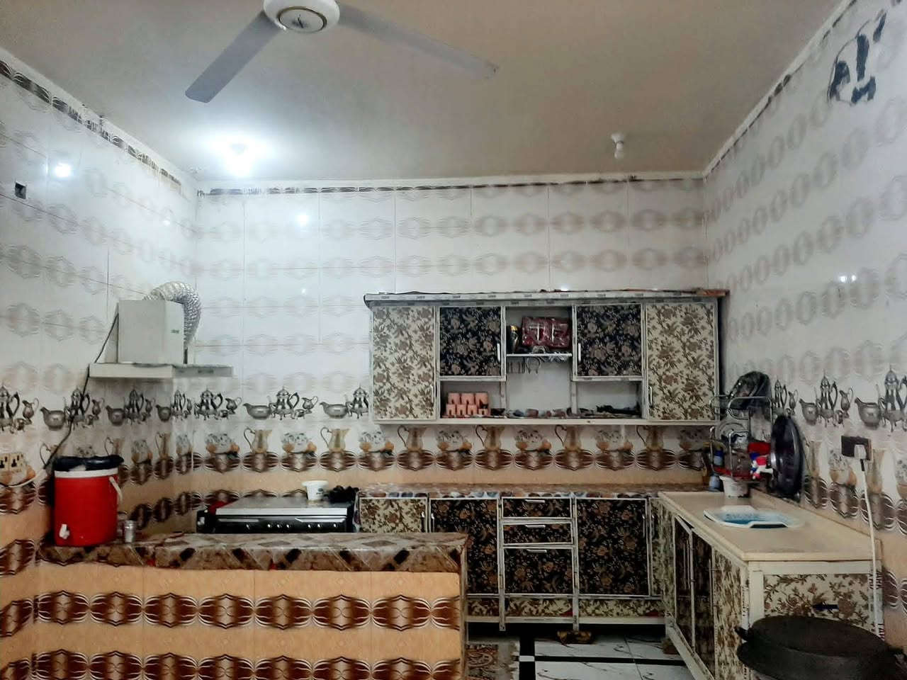 دار للبيع 250م زراعي.حي الجوادين قرب شريف الرضي. يبعد عن الشارع العام 80م.....يتكون من ثلاث غرف صالة أستقبال مطبخ صحيات. البناء طابوق كونكريت.  السعر ٩٥ وبيه مجال 

الاتصال ***********
