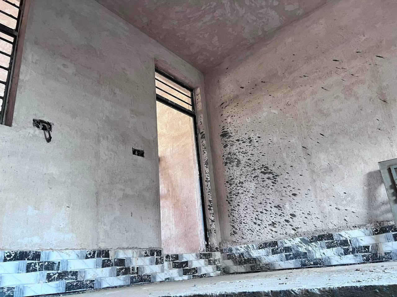 سلام عليكم 
بيت للبيع مساحته 100متر طابو زراعي سند 25بيت بناء حديث قيد انشاء نقص بس بورك وارضيه بيت طابقين يتكون من صاله ومطبخ وكلدور وغرف نوم عدد 
2العنوان حله شارع 80خلف بانزين خانه مال اضواء بابل ثاني فرع 
كافت خدمات موجوده من ماء وكهرباء وقريب على شارع العام مال 80يبعد عن شارع العام تقريبا 250 او اقل  
ابسعر امناسب وبيع مستعجل الظروف خاصة 
لاستفسار اكثىر مراجعت مكتب بهاء الجشعمي العنوان المكتب حله شارع 100قرب جسر المشاه 
او لاتصال على الرقم التالي 
***********
