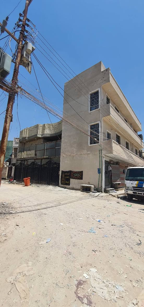 بيت مساحة 150 متر للبيع 
جنس الارض طابو صناعي يمكن بيع البيت كامل او على قسمين قسم يكون مساحته ٨٢،٥ متر

وقسم يكون مساحته ٦٧،٥متر 

يحتوي البيت على استقبال وصاله كبيره مفتوحه مع المطبخ و ٤ غرف نوم وحمامات وكراج ٨ متر 

موقع البيت 

الشعب المثلث شارع معمل الجكليت قريب على الشارع العام 

السعر عند التواصل 

***********
