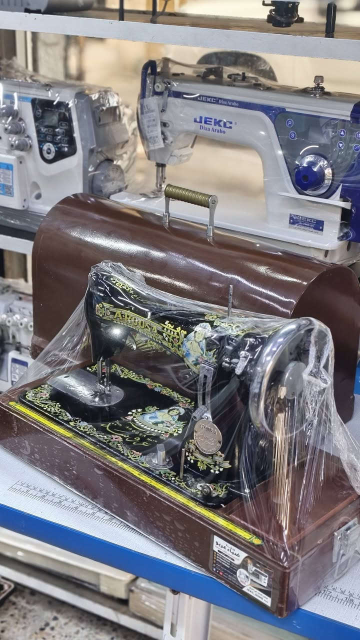 مكينه موديل العروسه الاصلي القديم للاستفسار واتساب *********** محلات ضياء عربو
قطعه اصليه بنضافه عاليه جدا 
ضياء عربو لتجارة مكائن الخياطة 
@الجميع
