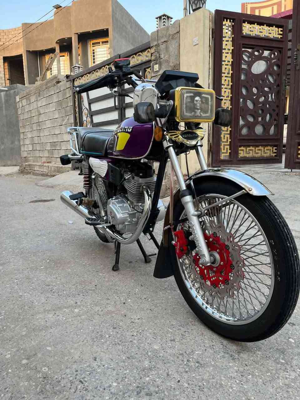 سلام عليكم تايكر ٢٥ نازل من معرض ابو حمره
كفاله عامه إخت زيرو 🕸️
لون بنفسجي مرغوب و مميز 
دراجه شلعه ومعدل محرك 125cc
نضافه شوفت عينك 
أوراق كامله 
سعر (675 وبيها مجال ل شراي )
مكاني ديالى الخالص 
استفسار ***********

نص مكتوب في الصور:
- العرض سيد محمده
- ابو حمزه ديالى
- ***********
- 2025 سيفان اتايكر