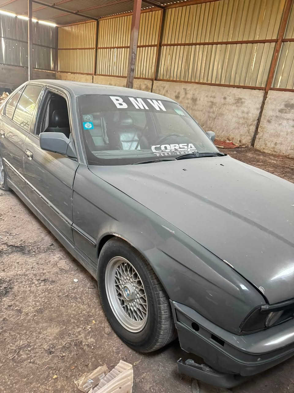 السلام عليكم للبيع Bmwمديل 92 حجم 525 اصل بليته وسنويه محرك مسكر عدل محرك وكير جدد اني شادهن وحداديه وتخم تاير جديد السياره شغاله وجاهزه رقم بغداد سنويه لل 30بأسمي السياره مكاني بابل سياحي سعره 42 وبيه شي قليل ***********/***********

نص مكتوب في الصور:
- bs_lae
