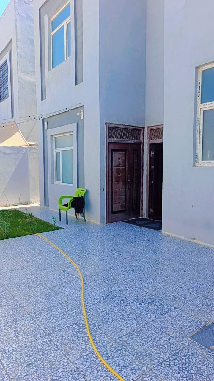 بيت للرهن مجمع السلام طابقين موقع مميز 200 متر 3 غرف استقبال صاله مطبخ حديقتين بيت نضيف بي مرتهن يريد يطلع سعر الرهن 40 والمده مفتوحه يعني تريده سنه اكثر عادي ***********
