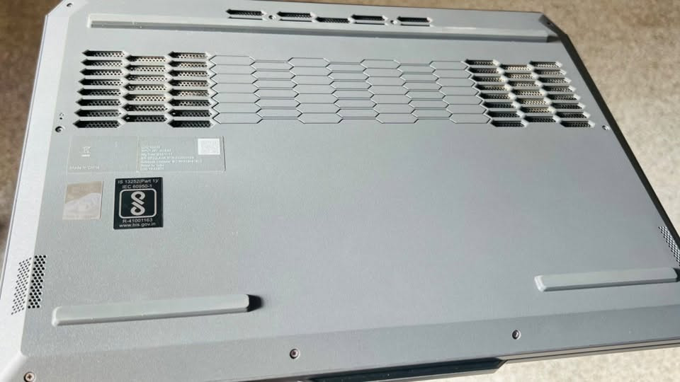 ⚠️للبيع لابتوب Lenovo LOQ، الجهاز بحالة ممتازة جداً (أخو الجديد)، استخدامي الشخصي نظيف ومحافظ عليه بعناية فائقة. هذا الجهاز "وحش" يجمع بين الأناقة والقوة، ومواصفاته حديثة تضمن لك سلاسة وسرعة خرافية بالأداء.

🔥المواصفات:
 المعالج: Intel Core i5-12450HX (أداء استثنائي وقوي لسلسلة الـ HX).
 كرت الشاشة: NVIDIA GeForce RTX 3050 6GB (نسخة الـ 6GB الأحدث والأقوى).
 الرام: 12GB DDR5 (سرعة فائقة في معالجة البيانات).
 التخزين: SSD 512GB سريع جداً.
 الشاشة: 144Hz Full HD (سلسة جداً وتريح العين).
 النظام: Windows 11 أصلي ومفعل.
ملاحظات:
 الجهاز يجي ويا الكارتون الأصلي والشاحن الأصلي.
 الجهاز نظيف، ما مفتوح ولا داخل صيانة، وكل شي بيه يشتغل بامتياز.
 الجهاز جاهز للاستخدام الفوري (نظام وتعريفات كاملة).
 الفحص خير برهان، تعال جرب الجهاز بنفسك وتأكد من أدائه.
السعر المطلوب: 900,000 دينار عراقي -بغداد
للتواصل والاستفسار، مراسلتي على الواتساب: ***********
