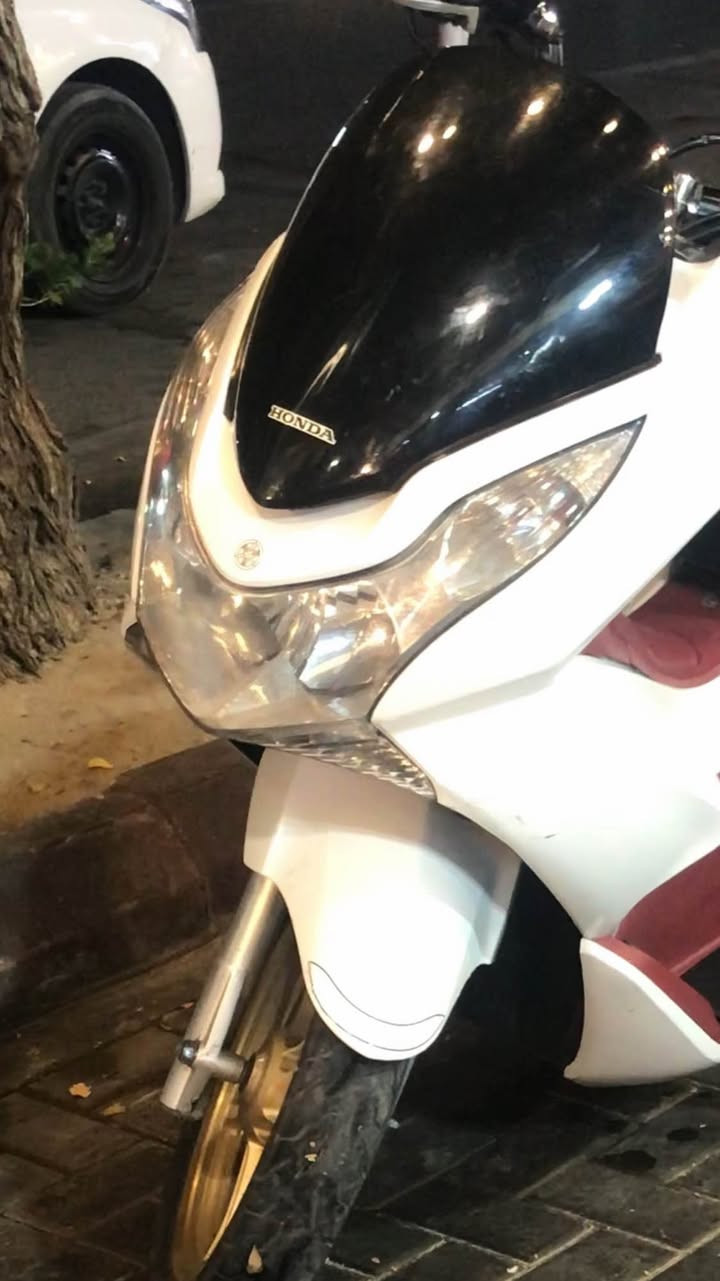 ‏PCX جيل اول للبيع فئ (JF)
مكينه مكفوله كفاله عامه 
محرك (150)
كهربائيات كله شغاله + ستان حساس + حساس ازدحام 
ماشيه (30) الف
دراجه شلعه ومعدل خير من الله
عنوان - بغداد  سعرها (13) ورقة 
اي استفسار رقمي (***********) واتساب او تصال الهاتف بغداد, العراق
