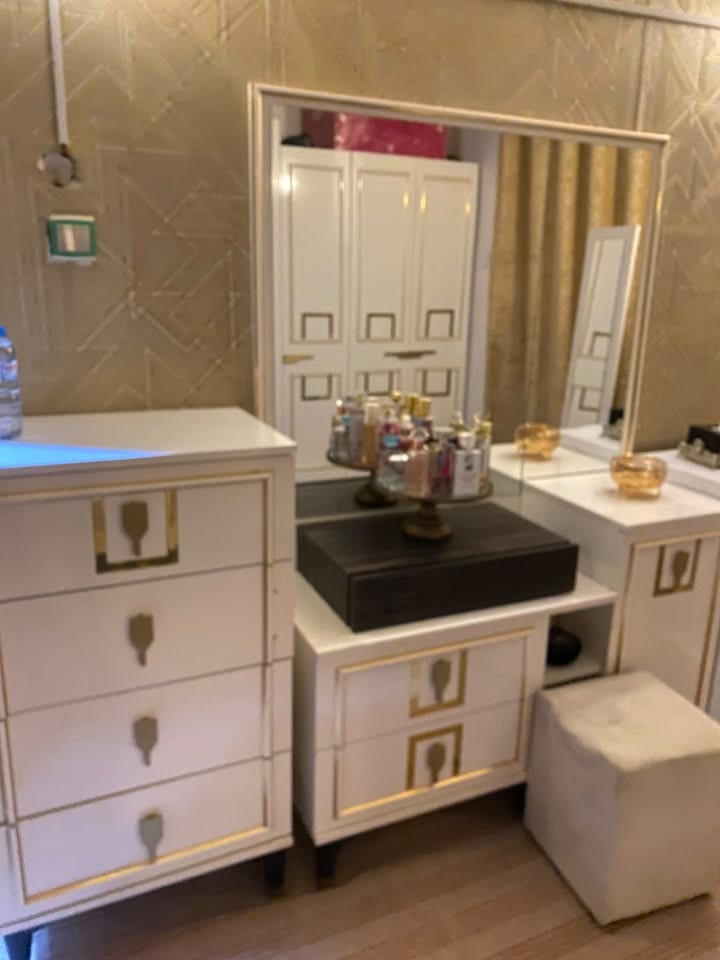 سلام عليكم
عندي غرفه للبيع مشتريه مليون و٨٠٠
نضيفه زلغ مابيه تركي باب اول تزكام 
اريده ب٩٥٠قفله
مكاني البصره 
***********
