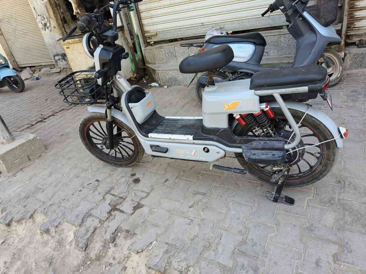 السلام عليكم دراجه شحن مديل 2025  ملف1200w  كله شغال اشاير شاشه شغاله عداد سرعه شغال تبديل نمر شغال أربع سرع  خمس بطاريات جدد نضافه100/100 السعر500 وبي مجال حك الجيه المكان كربلاء حي النصر  ***********
