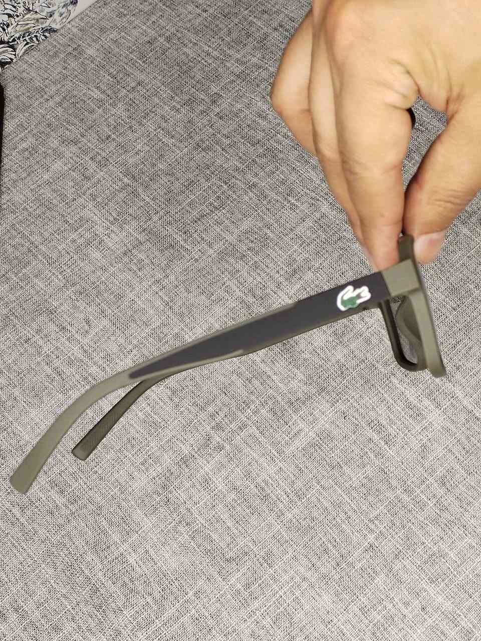 نظارة رجالية ماركة لاكوست 
صنع في إيطاليا بالة أوربي نظافة 💯 
عدسة فوتو يعني بالشمس تتحول شمسية 
وبمكان ظل أو داخل تتحول الى شفاف 
عدسة بوليرازد ويوفي uv400
اطار شاموا زيتوني مات طافي
ذراعات سبرنك فري سايز مريحة بلبس
قياس 56 ترهم الوجه الوسط والعريض
للحجز على خاص 
او مراسلة واتساب ***********
