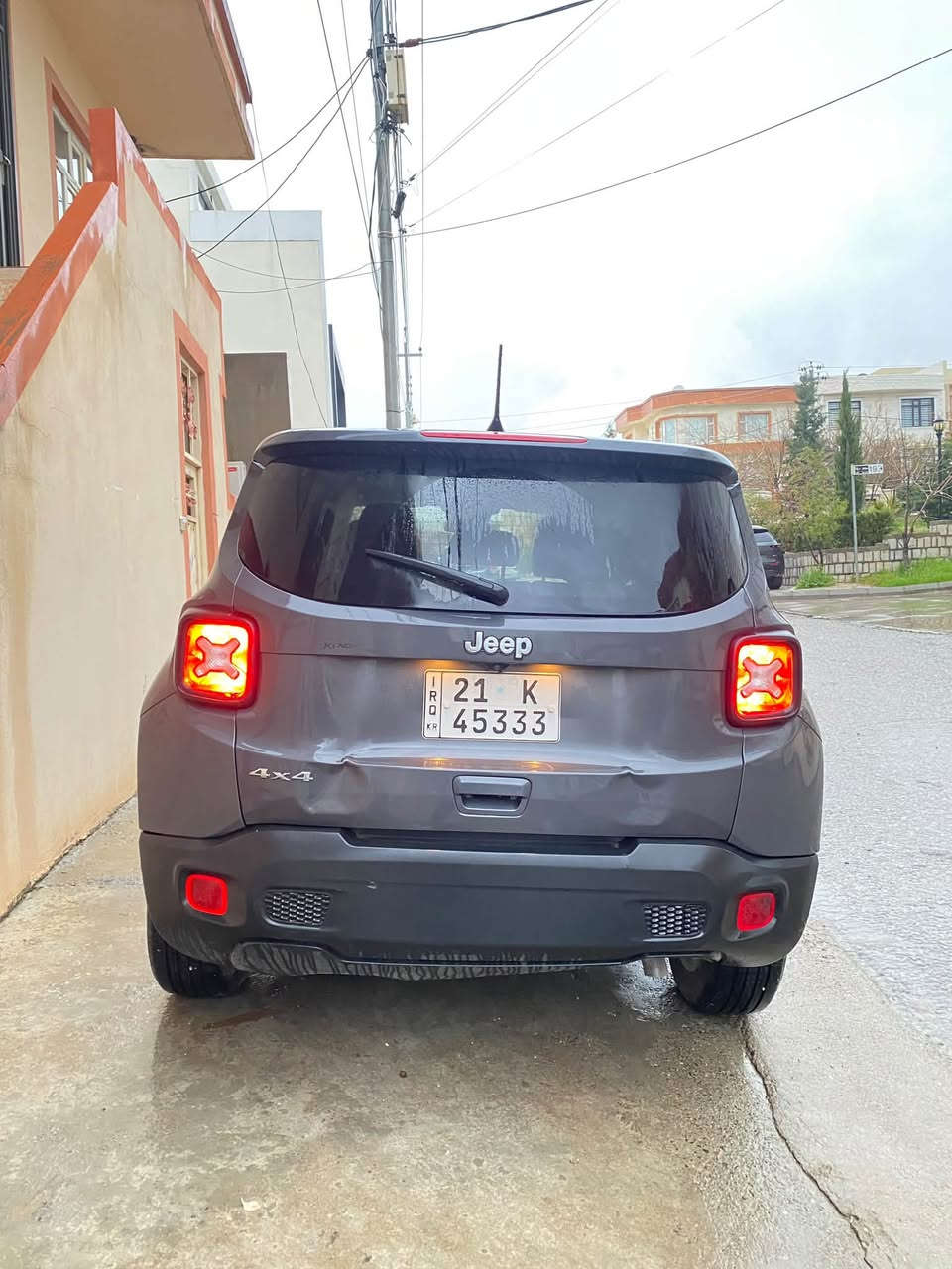 Jeep Renegade 2023
جێب رينگارد 

مۆدێل (٢٠٢٣) 

چوار پستۆن

نرخ: ( ١٢٥ )وەرەقە — کەمێک مەجال 

• تەنها دەرگای دواوەی لای سەکن بۆياخە  .

• شاسی و ئێرباگ: پێش و پاشی کەپسە، بە شەرت ئێرباگی نەتەقیوە.

• دوو پەلە قوپاوی بچووکی بە دەرگای دواوەیەتی (لە سەر شەحن).

• سیستەمی دەبڵ ئەکسل: Double Axle، سێ مۆدی لێخوڕینی هەیە بۆ (بەفر،قور و شاخ).

.برێک بەسمەيە .

. تراکشن کۆنترۆل .

.ئۆتۆ هۆڵد ( auto hold ) .

• سیستەمی سەلامەتی: خەتی جادە (Lane Assist) - خۆی پێچ دەکاتەوە.

• تەبرید: دوو زۆن (Dual Zone) - لای سایەق و سەکن بەجیا گەرم و سارد دەبێت.

• تەکنەلۆژیا: شاشە گەورە، بيلاد (Apple CarPlay) ، تەحدید سورعە (ئۆتۆکروز)، کۆنتڕۆڵی سوکان.

• بەسمەيە .(بەس شەغال نيە) 

مەرج و ئەوراق:

• سەنەوی تا ٢٠٣١ تازەیە و بە ناوی خۆمەوەیە (بە شەرتی تەحویلکردن).

• ٤ تایەی تازەی بۆ کراوە.

• ڕۆنی شەریکەی بۆ گۆڕدراوە و سێرڤسی ساڵی تەواو کراوە، هیچ مەسرەفێکی نییە.

• ڕەقەمی شاسی داندراوە.(ZACNJDB13PPP35489)

ژمارەی پەیوەندی: (***********).(***********)
