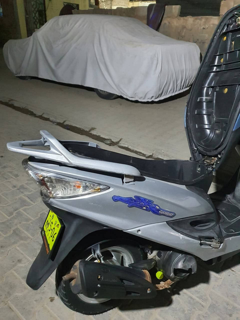 السعر 750بيها مجال
كامكو جي 4 مكينة مامفتوحه شوفة العين النضافه يشهد الله حاوية تخم كامل زنون رون زوج تايرات جدد بعدهن بخطتهن دبلات جدد كفرات شخط مابيهن تجي وتفحص مضمومة بالبيت مامتفرغ 
مكاني النجف الكوفة 
اتصل أو واتساب ***********
