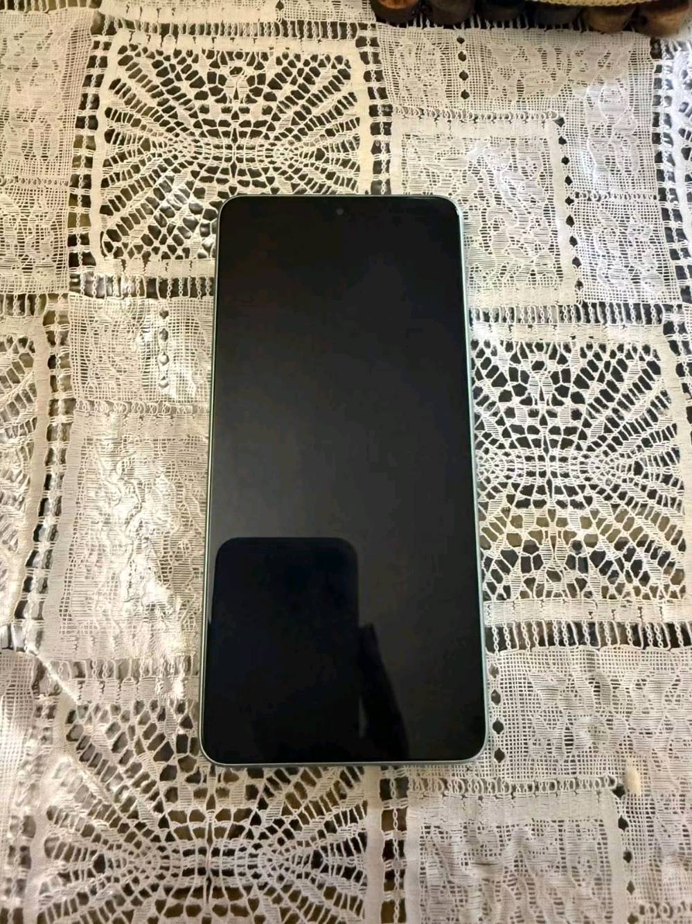 مواصفات  POCO X7 Pro 5G(للبيع):
الذاكرة والتخزين: 256 جيجابايت مع ذاكرة عشوائية (RAM) تصل إلى 12 جيجابايت.

صحة البطارية: 97% (بحالة ممتازة جداً وتدوم طويلاً).

المعالج: Dimensity 8400-Ultra (أداء قوي وسلس جداً في الألعاب الثقيلة مثل PUBG و eFootball وبأعلى إطارات FPS).
120فريم ،☠️

الشاشة: AMOLED بحجم 6.67 بوصة بدقة +1.5K، ودعم معدل تحديث 120Hz مع سطوع عالي تحت الشمس.

البطارية والشحن: بطارية بسعة 6000 مللي أمبير تدعم الشحن السريع بقدرة 90 واط.

الكاميرا: رئيسية بدقة 50 ميجابكسل مع تثبيت بصري (OIS) وكاميرا واسعة، مع تصوير فيديو بدقة 4K.

المميزات: نظام تبريد غرف غازية للألعاب، سماعات استريو، ودعم شبكات 5G و NFC.

النظافة : الجهاز حالته ممتازه شخط مابي
المكان بغداد
