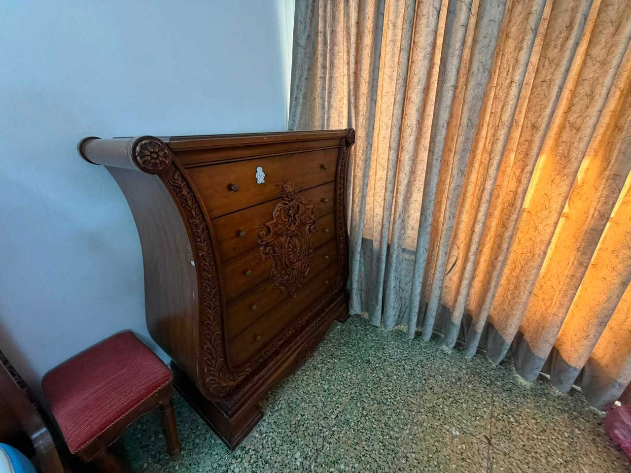 غرفه نفرين ماليزي درجه اولى مستعمل نضيفه عدد قطع ٦(سرير+دوشك،كنتور،ميز تواليت،دراور،كومدي ٢)الراغب بالشراء اتصل ب (***********) السعر 750,000دينار
