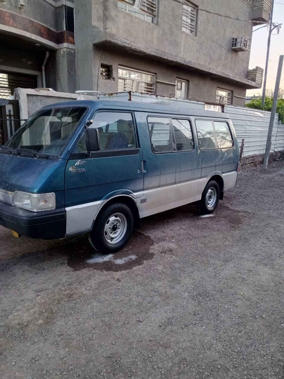 السلام عليكم كيا بستا موديل 94 رقم حمل انكليزي  كير ومحرك واكسن خير من الله بسمي شرط التحويل السنويه ل 31 الكهربائيات شغاله صدر ومشط وباور خير من الله الشواصي بلاديات بس اليمنه الخلفي مصلح اصبعين والحصيره بلاديه والكشر كدام عينك تخم تاير جدد باتري جديد السياره حولتها بهاي السنه يعني كبل تحول بدون هزه     مكاني بغداد الغزاليه ***********
