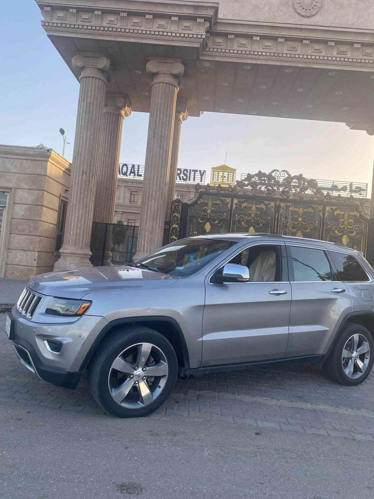 🚙 للبيع  معروفه مواصفاتها Jeep Grand Cherokee 2014 Limited

• الموديل: 2014
• الفئة: Limited
• المحرك: 3.6L V6
• القير: أوتوماتيك 8 سرعات،
• الدفع: خلفي
• الممشى: 196,000 الف كم

🔧 السيارة مسويلها إدامة كاملة
• المكيه والكير بحالة جيدة
• تايرات جديدة
• ميزانيه وبلنص مسويلها
• حدادية نظيفة 
• السيارة نظيفة وجاهزة للاستخدام

✨ التعديلات والتجهيزات:
• فتحه سقف 
• لايتات مبدلة شكل حديث
• شاشة أصلية 8.4 إنچ
• داخلية جلد
• تشغيل بصمه لمس ابواب 
• كاميرا خلفية
• حساسات خلفية
• مثبت سرعة
• تحكم بالمقود
• تحكم كهربائي بالمقاعد

السيارة استخدام شخصي ونظيفة، والممشى 196 ألف كم.

الفحص والمعاينة على حساب المشتري، والجاد يتفضل.

💰 السعر: [155 ورقه ]
📍 الموقع: [البصرة]
📞 للتواصل: [***********]
