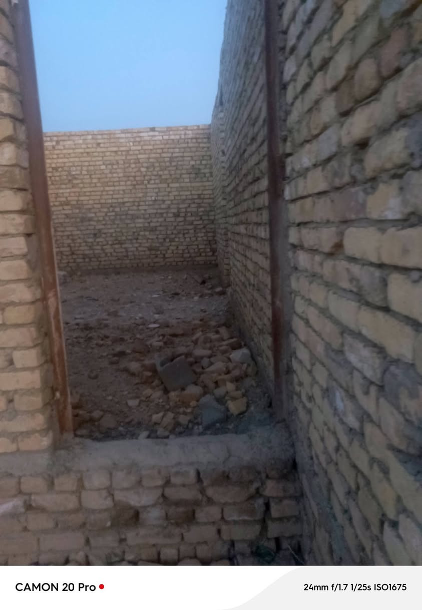 سلام عليكم عندي بس هيكل بيت مساحت البيت540متر بيت مكون من غرفتي وصاله وحمام دخلي استقبال  ومطبخ وصحيت بره وحديثه اللكش جبيره الموقع بازيخنت بيت حوشي مقبيله  
سعر بيت ع تصال ***********
