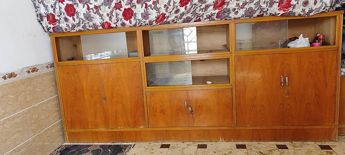 بوفيه نضد قويه ما بيه كسر طولها ثلاث امتار نظيفه بس تصليح يدات راسلوا الرقم الاتي ***********
