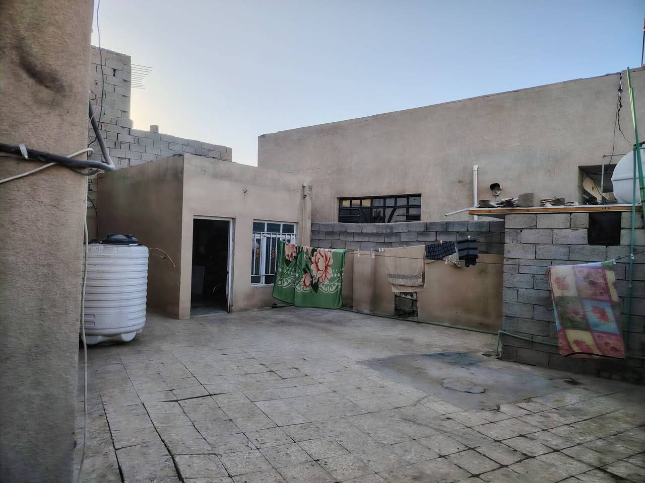 بيت للبيع مساحه ٣٠٠ العنوان كرغولية سايد الواحد شارع البزل قرب البانزين خانة الاستفسارالاتصال ع رقم او واتساب ***********  السعر 100 وبي مجاال
