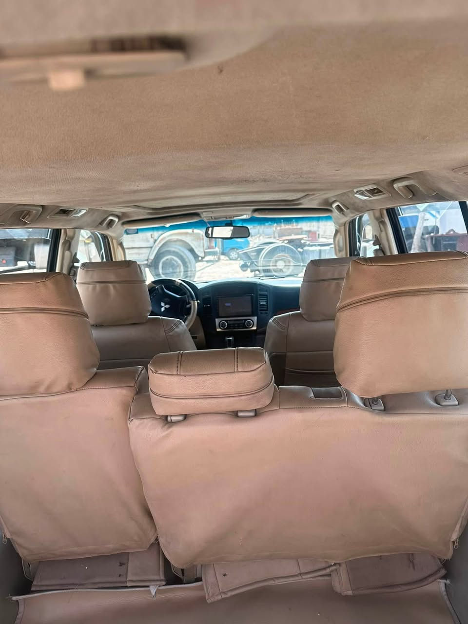 باجيرو ٢٠٠٨فول ماصفات فتح سقف ثلاجه وماصفات تعرفوه كله ماعده دمام حجم المحرك ٣٨٠٠ بيه جاملا اليمن لخلفي حاكه حك فقط ومصبوغ سنور موجود سياره حلوه معنه كلمه سعر ١٢٠وبيه مجال رقام الهاتف***********-***********
