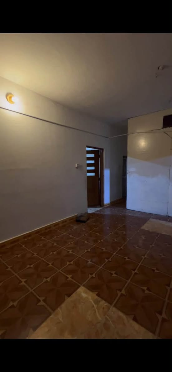 بيت طابق اول للاجار غرفتين و مطبخ و صاله وحمام مع اجهزة التبريد قريب ع الشارع العام
المكان ابو الخصيب مهيجران 
بيت جاهز بناء نظيف
450 الف
***********
