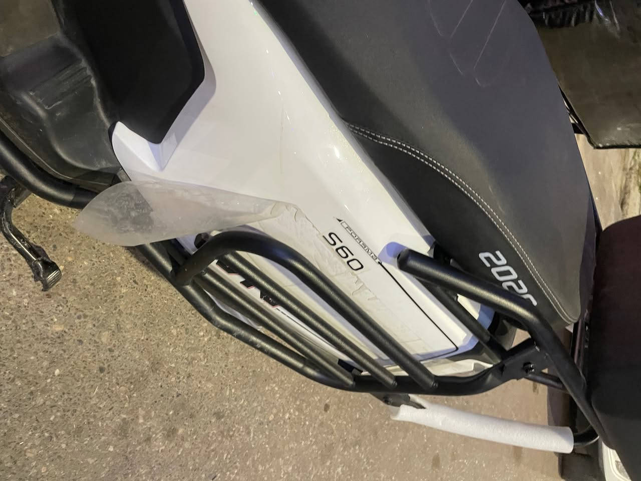 ماطور صاعقة معروفه مواصفاتو 
لون ابيض
نظام abs
نظام رجوع الى خلف R
6 بطاريات گرافين مسطرة شرط فحص 
فول سرعة 
ملف 2500 
نظافة 100 
اي خلل يرجع الماطور 
السعر مليون250وبي مجال بسيط 
للتواصل ***********
