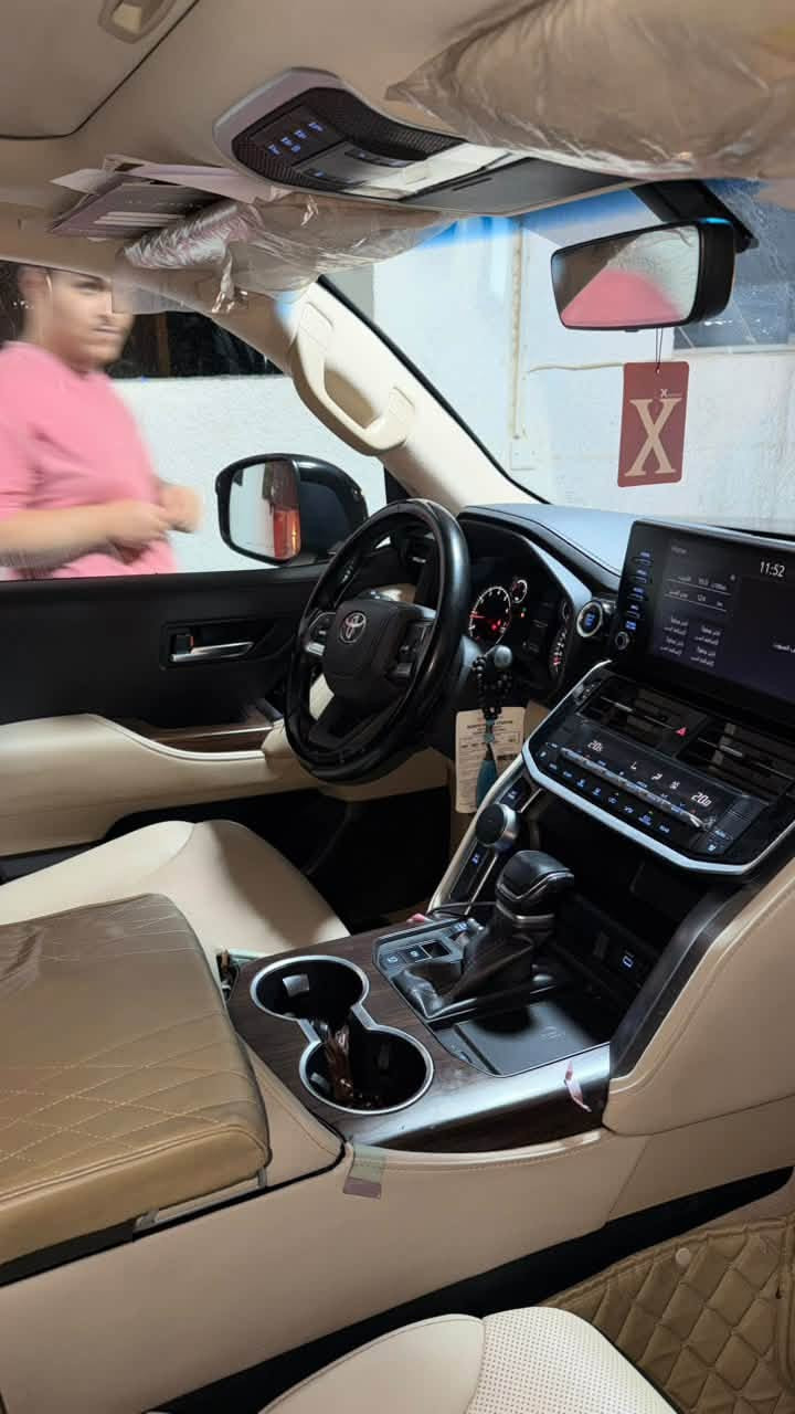السلام عليكم 
لاندكروز بريم اصل GXR موديل 2024
مواصفات لاندكروز المعروفه خمس كامرات ٣٦٠
رقم بغداد ماشيه 42 الف كم سياره نضيفه ع ايدي فقط 
اخذتها زيرو  مكفوله من كلشي كلشي ع بلاد بعده 
للاستفسار تواصل ***********
