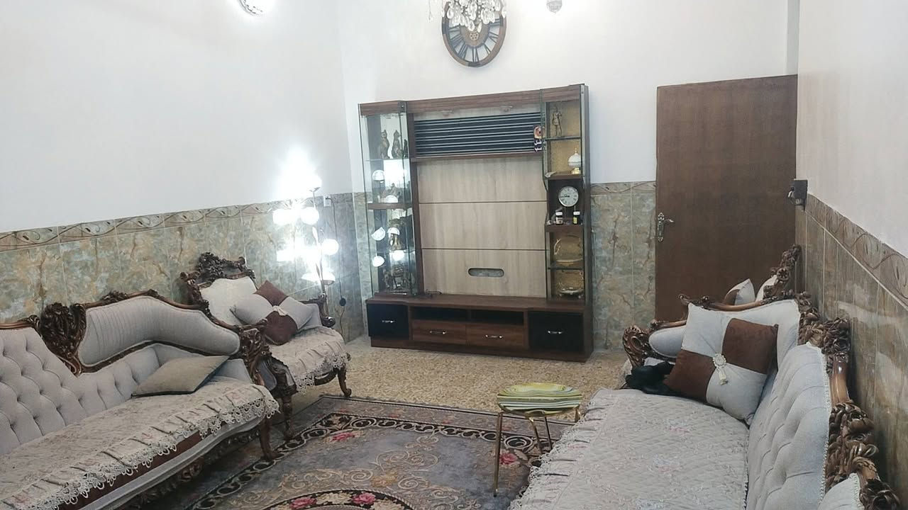 الدار للبيع مساحه 100 متر واجهه 5 نزال 20 قاطين مدخلين 3 غرف نوم السطح شتايكر الصحيات عدد 3 بيت نضيف جدا جاهز للسكن طابو زراعي سند  25 مباشر يتحول باسمك قريب على الشارع العام جدا 50 متر عن الشارع العنوان نهاية الفورتات اول شارع بالزراعي قريب على سوك نهاية الفورتات السعر  140 مليون وبيه مجال @ للاستفسار ***********
