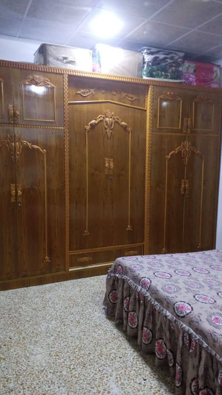 غرفه صاج درجه اوله فصلتها فصال اب 1مليون 700 نضافه فول بس المرايه يعوزه جامه شرط نضافه رايدها اب مليون وبيها مجال 

***********
