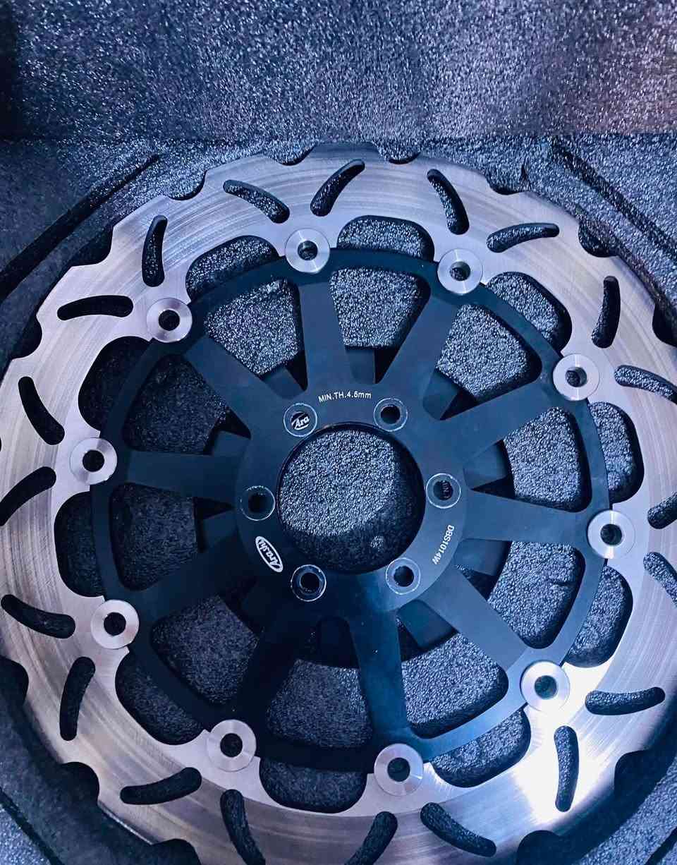 للبيع: أقراص فرامل أمامية (دسك بريك) (Arashi Floating Brake Rotors) أصلية وجديدة ✨

🔹 المواصفات والنوع: Arashi DBS1014W

🔹 السمك الأدنى (MIN.TH): 4.5 مم

🔹 التصميم: تصميم موجي (Wavy) متطور يوفر تبريداً سريعاً للأقراص ويمنع الالتواء تحت الضغط العالي والسرعات الكبيرة.

🔹 المواد: مركز الألومنيوم خفيف الوزن والمقاوم للصدأ مع طوق فولاذي عالي التحمل.

📌 التوافق:
الأقراص متوافقة مع مجموعة واسعة من الدراجات النارية، وأبرزها:
✅دوقاتي (Ducati)
Aprilia ✅
✅لا اعلم قد تتوافق مع بقية الدراجات 

🚚متوفر توصيل لجميع محافظات العراق
📞 للتواصل اوالاستفسار مراسلة الصفحة على الماسنجر او على الواتساب/ ‭***********‬

#قطع_غيار_دراجات، #دوقاتي، #ياماها، #فرامل_ريس، #Ducati، #Yamaha #بغداد #عراق
