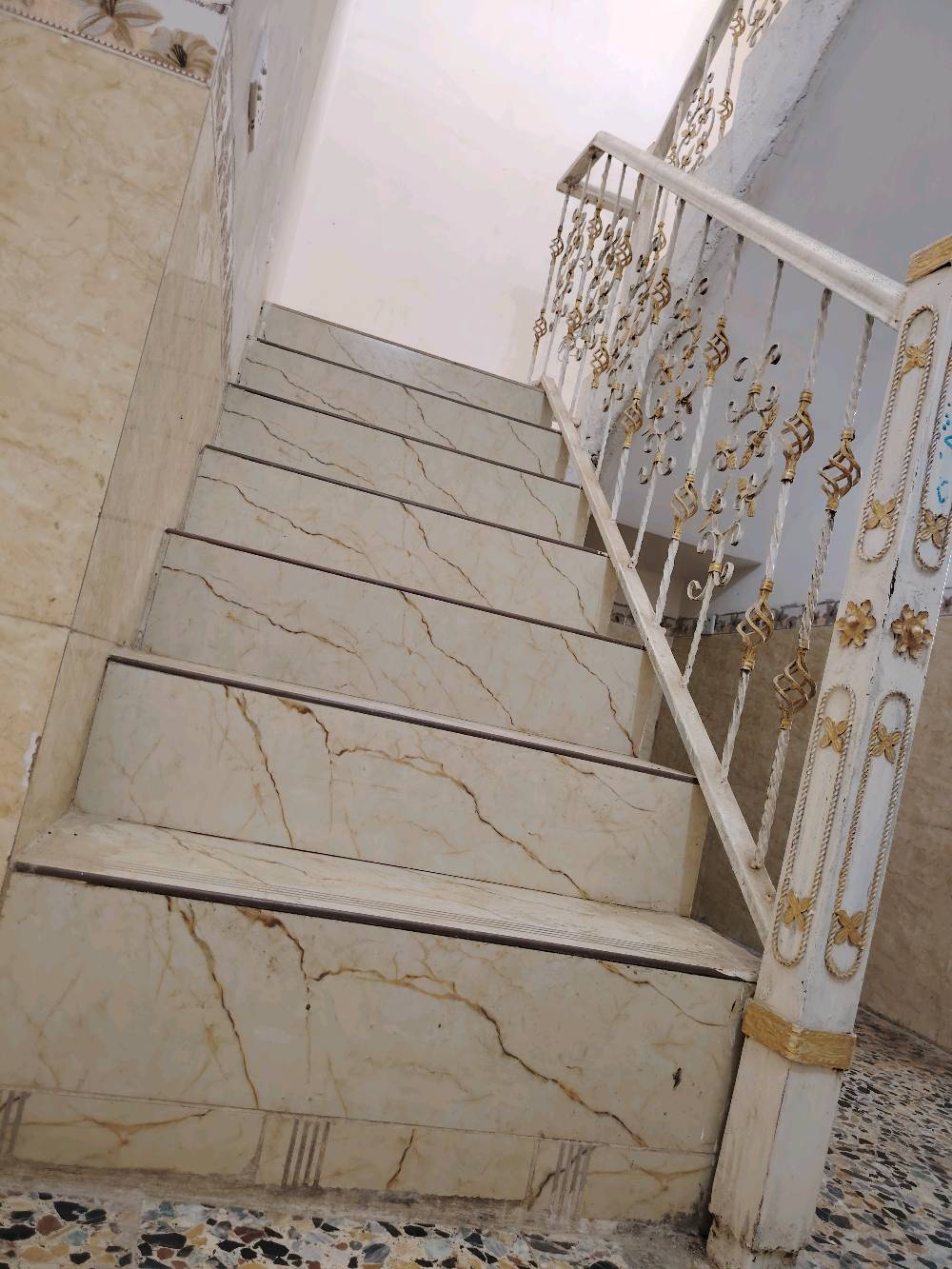 دار للبيع في كربلاء مساحة 100 متر طابو صرف سكني حي الطاقة قطاع ١٨ قرب مدرسة وليد الكعبة موقع البيت على شكل حرف T واجه البيت 5متر النزال 20 البيت عالي عن الشارع متر يبعد عنك الامام الحسين 6كيلو يتكون البيت من غرفة النوم واحدة ومطبخ و وحمام ومرافق وستقبال واثنين منور وسطح عدد اثنين وبيتونا وطارمة وممر   والمنطقة كاملة الخدمات ماء مجاري تبليط كهرباء مقرنس و مدارس ومستشفى وكراج وخط للسيارات 500 دينار إلى الامام سعر الدار(110) رقم الجوال( ***********) ابو علي