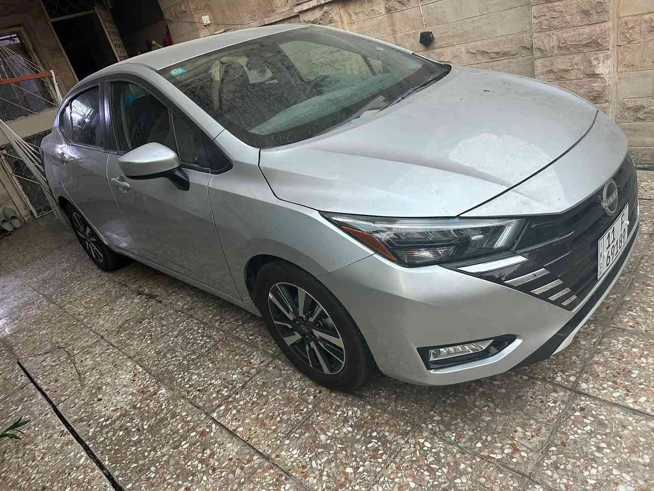 نيسان فيرسا 2025 اعلى فئه ماشيه 8 الف
السيارة جاهزة بالكامل وما بيها أي نقص ولا كلوب بلدشبول ،
مرقم بغداد بأسمي قبل يومين رقمتهه ماشيه 8 الف فقط
محرك 1600 دبل نوزل 

المواصفات:

* تشغيل عن بُعد
* شاشة تدعم Apple CarPlay
* شاحن موبايل لاسلكي
* ويل كب + قراءة ضغط/مستوى الإطارات
* توقف ذاتي أمامي + خلفي
* مثبت سرعة + مانع منحدرات
* بصمة تشغيل + بصمة أبواب + فتح الصندوق
* رادارات واشاير بلمري
* نظام ترحيب عند الدخول
* نظام تنبيه وارتجاج المقود عند الخروج من المسار
*( الضرر بنيد مصبوغ وبارد بلجاملغ سايق) بيهه سونار جديد
 السعر  123$ وبي مجال بسيط
- مكاني بغداد الدوره شارع ابو طياره
الشراي يتصل ***********
