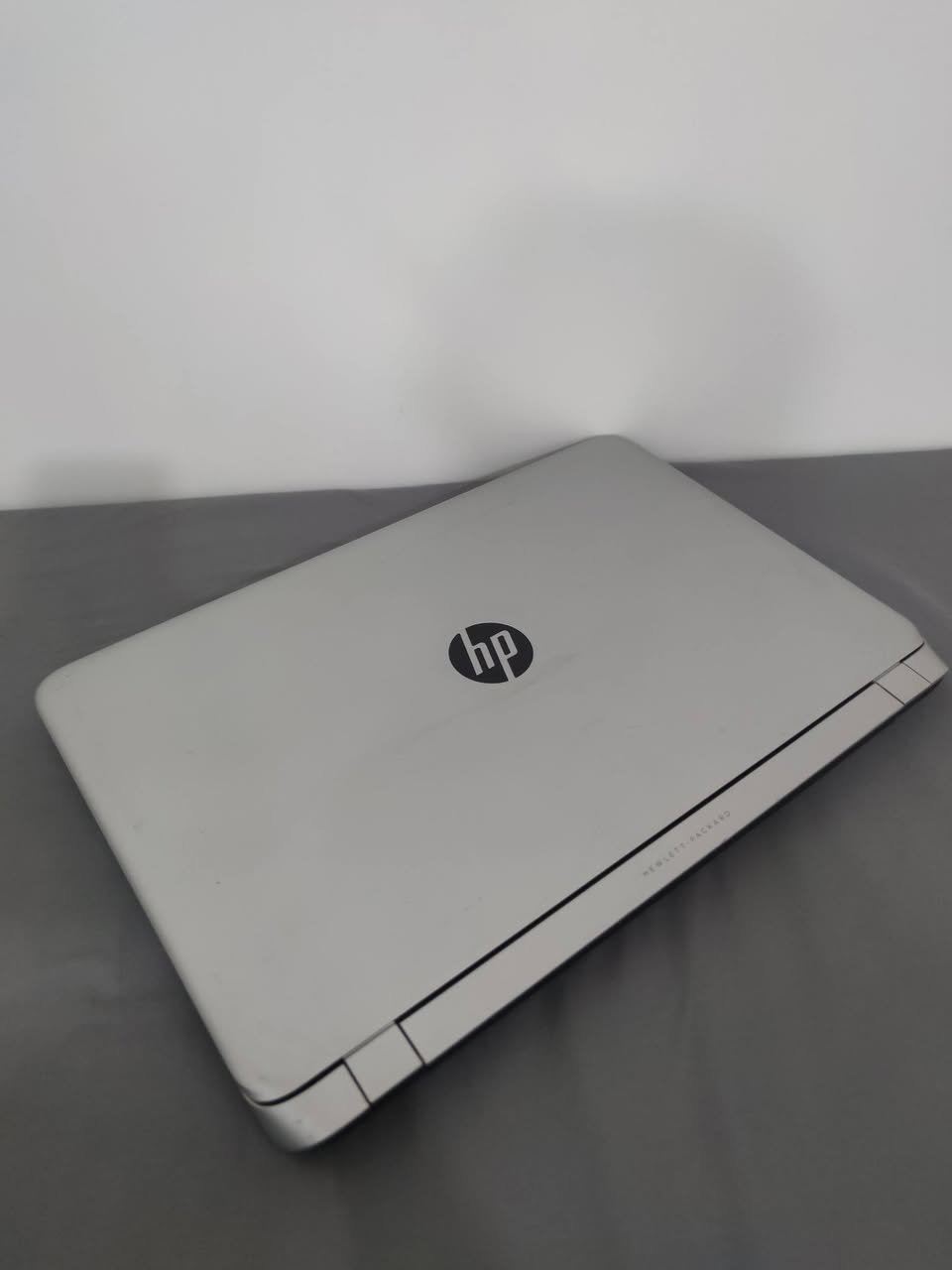 لابتوب hp pavilion
معالج intel كوراي7
رام 6 كيكا 
هارد 240 نوع SSD السريع 
حجم الشاشه كبير 15.6 انج
كيبورد عربي انكليزي ليزري 
ويندوز 10برو 
ملحقات شاحن الاصلي مع ماوس 
متوفر توصيل لجميع المحافظات 
تواصل عبر واتساب ***********
