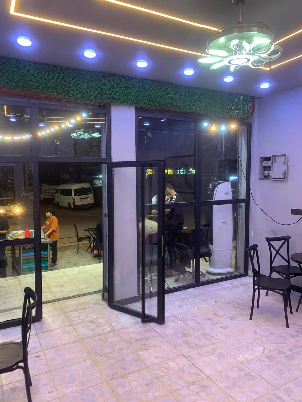 سلام عليكم مطعم كامل مكمل من كل حتياجاته  لوجبات الغربيه السريعه  موقع المطعم بغداد مدينه الصدر قطاع 60مقابل زامل ابو داطلي الستفسار الرقم *********** 
البيع لعدم التفرغ
