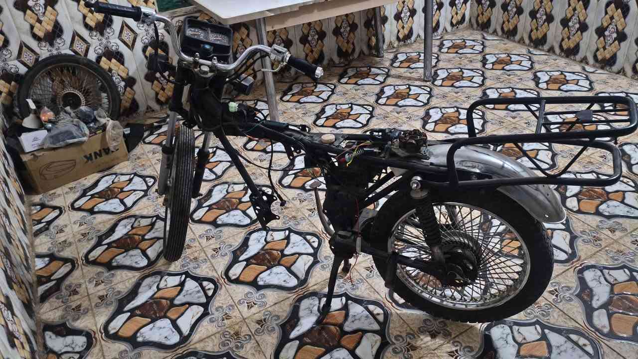 يالله سلام عليكم دراجه للبيع اصولي شاصي مديل15ول باقي كله جديد عوزه بس مكينه للستفسار اكثر انتصل ***********
