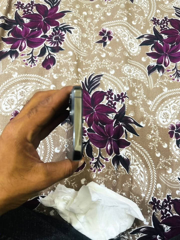 ‏سلام عليكم عندي موبايلي 13 Pro ماكس شرق أوسط ذاكرة 256 مستبدل الشاشة وبطارية وكاميرات الجهاز حلو نظيف مثل ما عندك بالصورة بدون ملحقات السعر 550 وبي مجال أي استفسار على هذا الرقم *********** ￼
