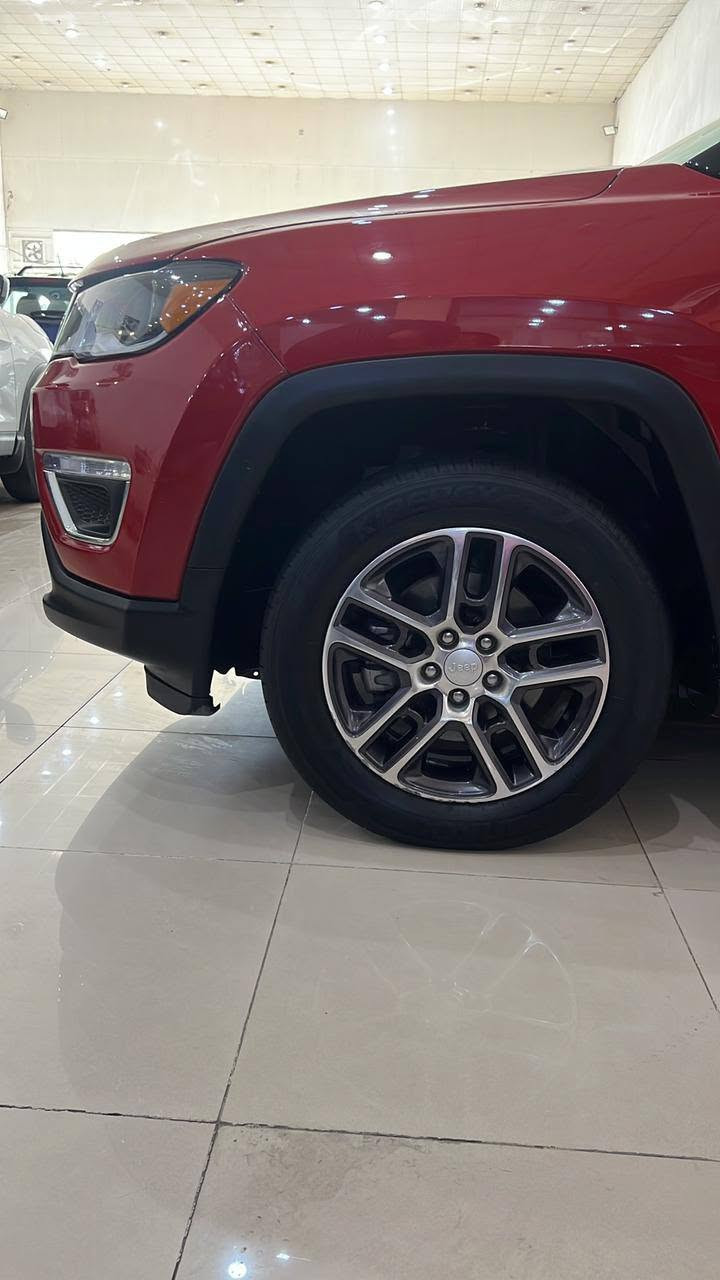 جيب كومباس 2019 .. وارد امريكي كلين .. بس فيها خدش بالجاملخ الامامي الجانبي .
وكراسي تدفئة جلد .. مثبت سرعة 
ماشية 79 الف ميل .
دبل اكسل .
محركها 4 سلندر 2.4 .
تشغيل عن بعد .. بصمة 
كاميرا و حساسات خلفية
مكان السيارة اربيل 
السعر  120 ورقه
ماسنجر او واتساب *********** أربيل, العراق
