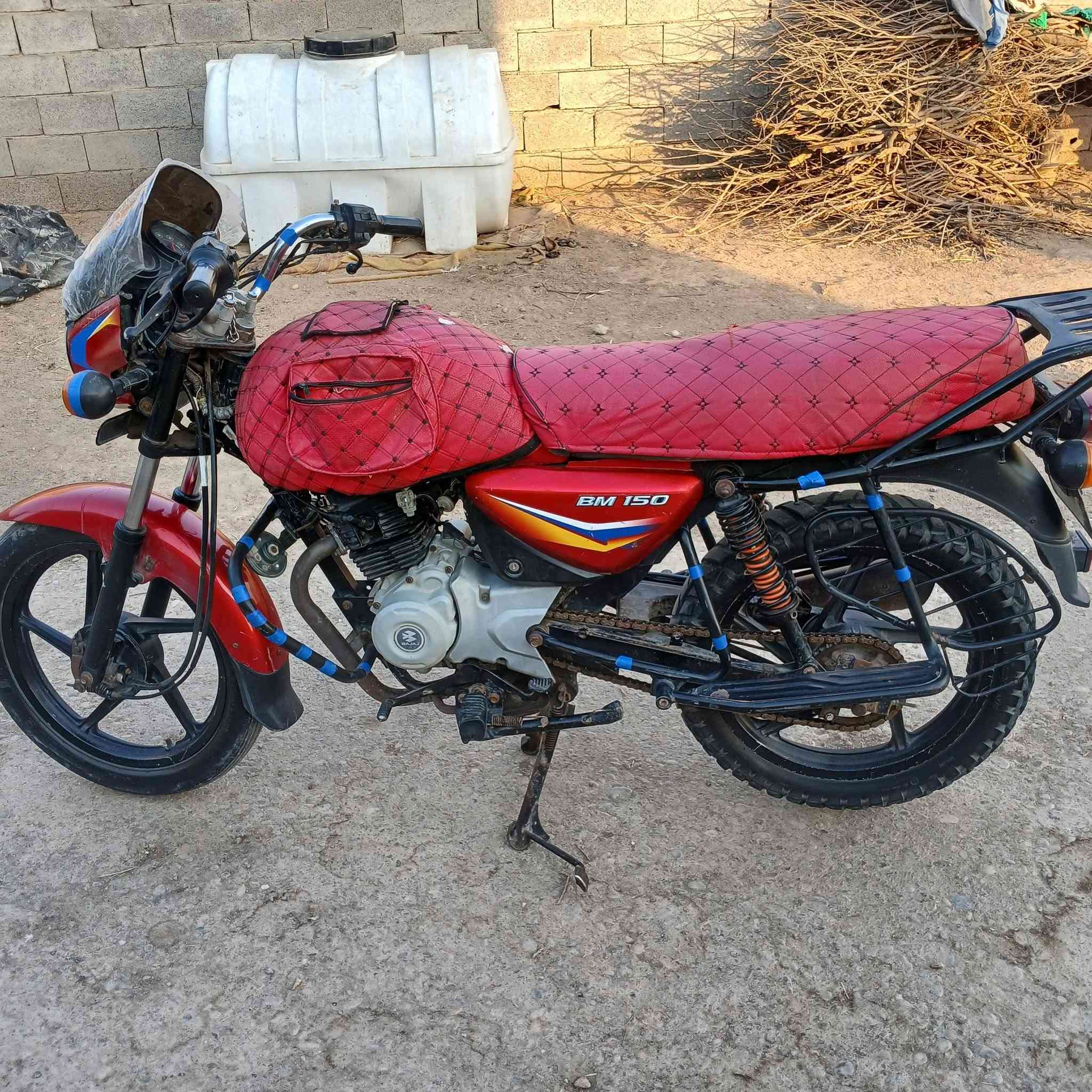 سلام عليكم دراجه بوكسر مديل ١٩ اوراق كله شغاله من طول لطول دراجه حلوه ومرتبه سعر ٩٥٠ وبيه مجال اتصال ع رقم ***********

نص مكتوب في الصور:
- BM 150