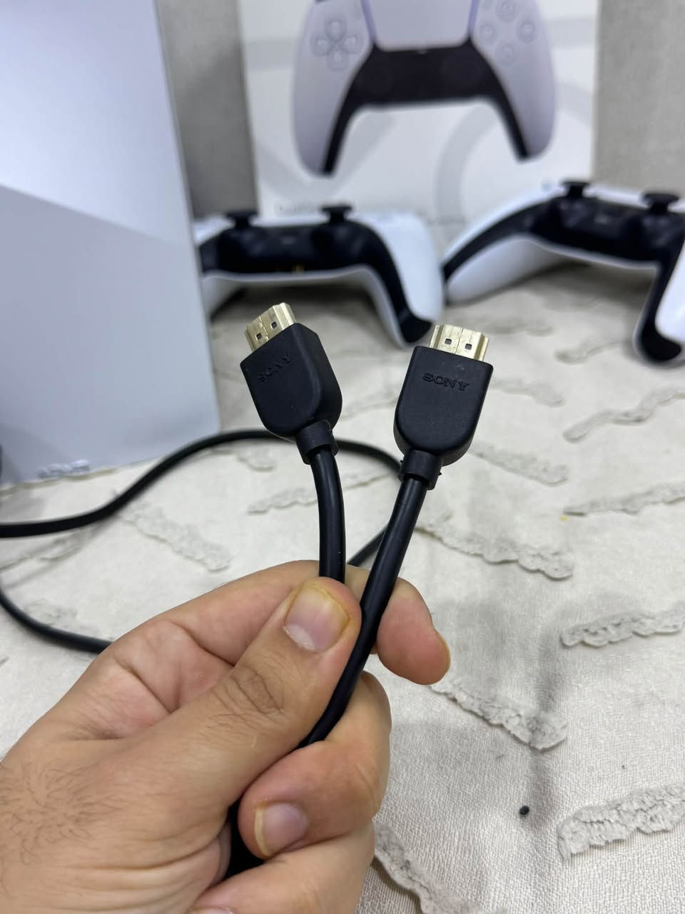 بلي 5 سلم  1TB اوربي 99% نضافتة ، مع كامل الملحقات
وياه كل الملحقات ( جويستك - HDMI - كيبل الباور - كيبل الشحن مال جويستك ) 
وياه قرصين ( FC26  + GTA 5)
وياه UPS  1500 يرادله تبديل بطاريت بس 
وياه سماعة محيطية من ريد داركون  (DIOMEDES PRO)سماعة شكاكية 
البلي نظيف شدة واللعب كبل وتونس خالي 

السعر 925 وبيه مجال بسيط  , مكاني البصرة القبلة حي الجامعة 
متواجد واتساب و ماسنجر  و اتصال
***********
