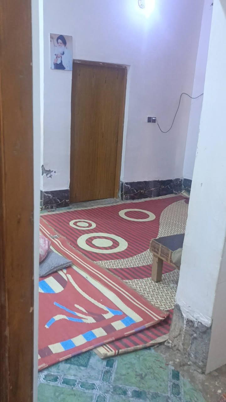 سلام عليكم بيت زراعي 200متر بنيان حديث يحتوي عله غرفتين صاله وستقبال طريق السنيه السياحي قبل السكه شارع مزرعت البركه وباقي التفاصيل***********
