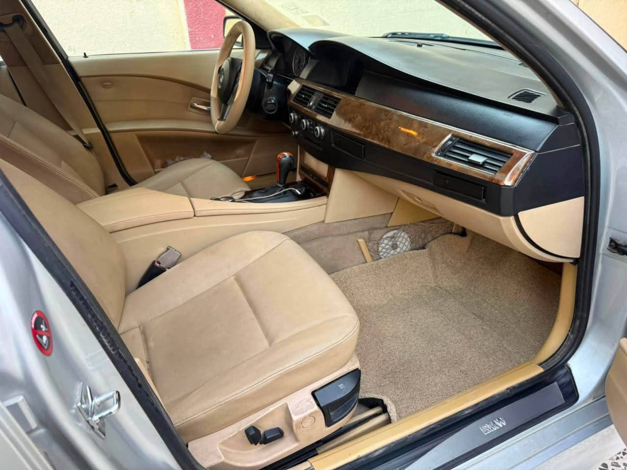 السلام عليكم 
Bmw 530i n52  نوزل قصير قبغ اسود 2007
محدث بالكامل 2010  مصبوغ بدون دكة جاكوج كفاله من الضربة بيها كم قطعه صبغ ابيعلك عام 
كت كامل M
مكينه وكير  30   جديد 
مال حاوية قبل شهر شادهن 
صدر امامي خلفي ممتاز 
هزة وفحص جديد تحويل ثاني يوم
شاشة كار بلي اصلي 
تحكم ماوس  
داخل بيجي فتحة سقف سلايت 
السيارة جاهزة وبدون برغي نقص 
وهواي مصروف عليها 
115 
*********** بغداد, العراق

