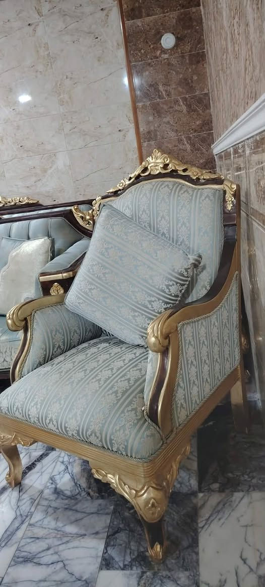 تخم مصري قنفتين  مع اربع كراسي مع ميز وسط سعره مليون وربع وبي مجال واسط ***********
