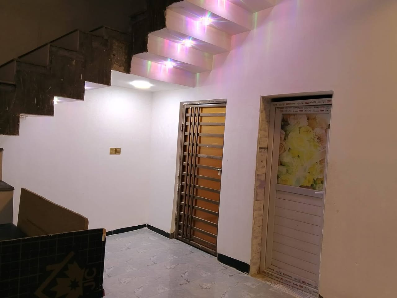 السلام عليكم بيت زراعي ببدعة الرحمه قريب على الشهداء مساحته 200متر بناء حديث كونكريت واجهه 10والنزال 20 متكون من غرفتين وصاله ومطبخ واستقبال وحمامات داخليه وخارجيه ومنورين للاستفسار الاتصال على الرقم ***********
