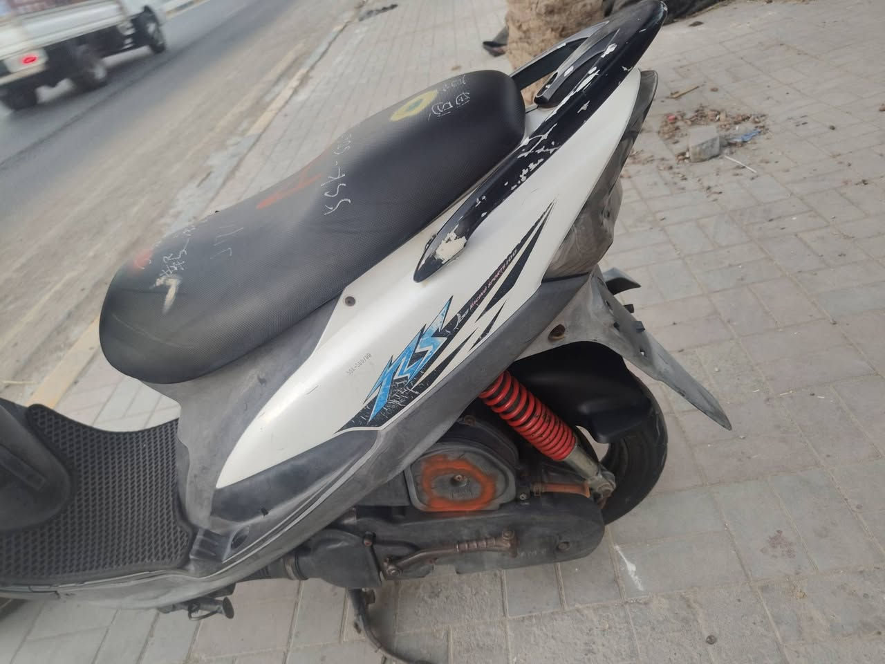 يا الله/ ماكس عدله جديده كلش نضافه عضمه وكفر ومكينه ونعومه وختم واحد تجي تفحصه وتاخذه دراجه حاويه بعدهي السعر مليون وبيه مجال / الاتصال *********** الشراي بي خير ويدلل
