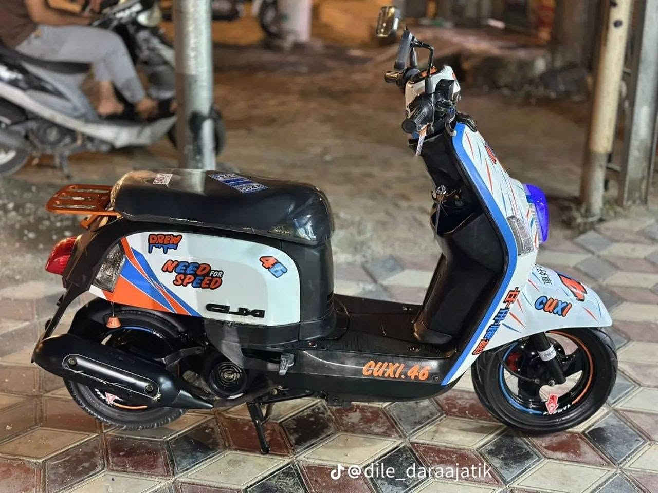 سلام عليكم  دراجه ماكس بوليسي البيع ما مفتوح بيهه برغي دراجه رمبه السعر مليون وميه وبيهه مجال قليل موجود فيس وهاذا رقمي ***********

نص مكتوب في الصور:
- @dile_daraajatik