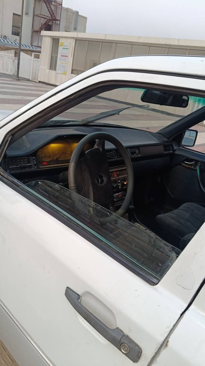 السلام عليكم 
مارسدس دب موديل 1986 سنويه بأسمي تحويل مباشر محرك VvT
تبريد شغال السعر 40 بيه مجال قليل للتواصل ***********
