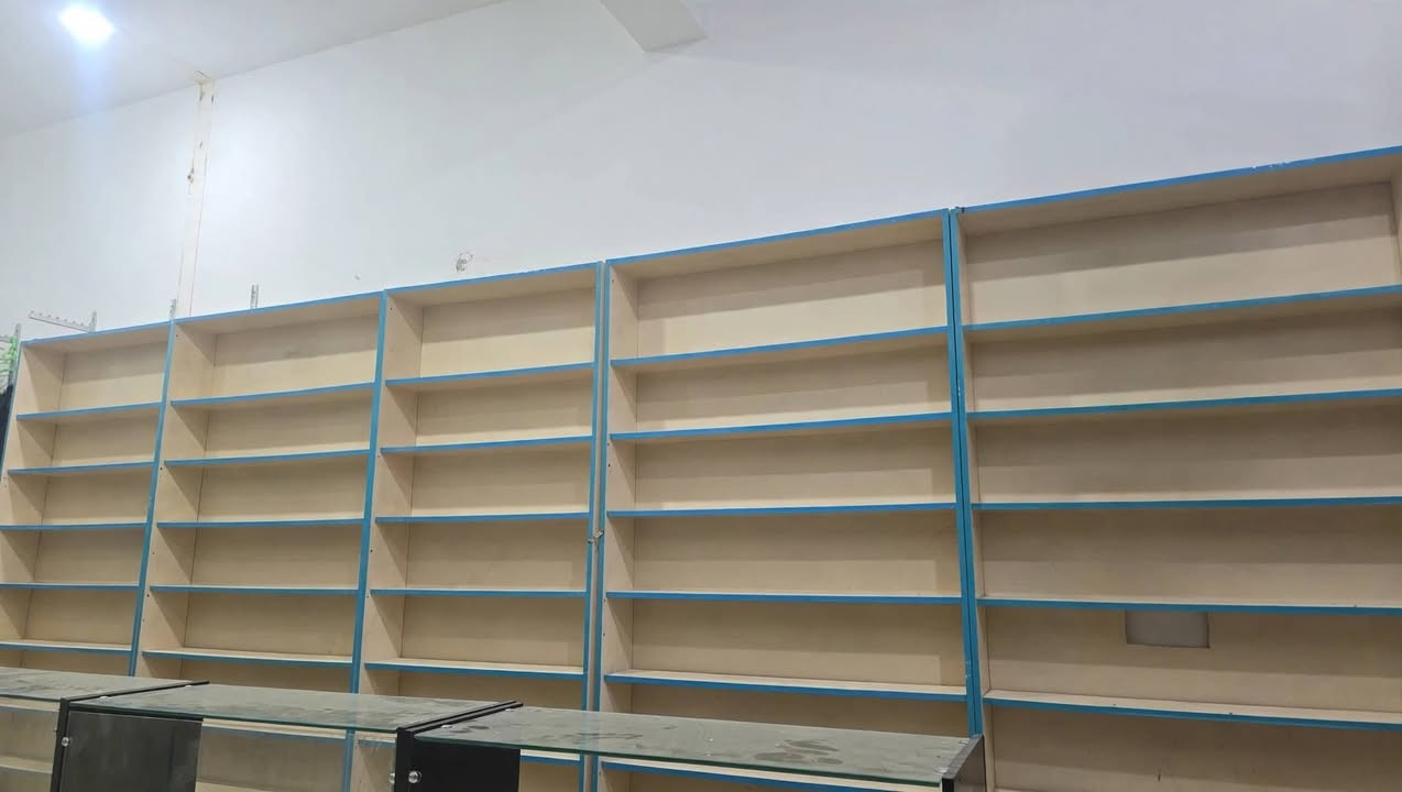 السلام عليكم.   ديكور محل كوزمتك  كامل           سبلت 3 طن جديد.  فاترينات عدد 11 مع الزوايا.  ميازه عرض مكياج سستم كاميرات عدد 3 مع بلازمه  ابيع شلعه وحده سعر جداا مناسب  مكاني ناصريه ماعندي توصيل الشراي يتصل.  ***********
